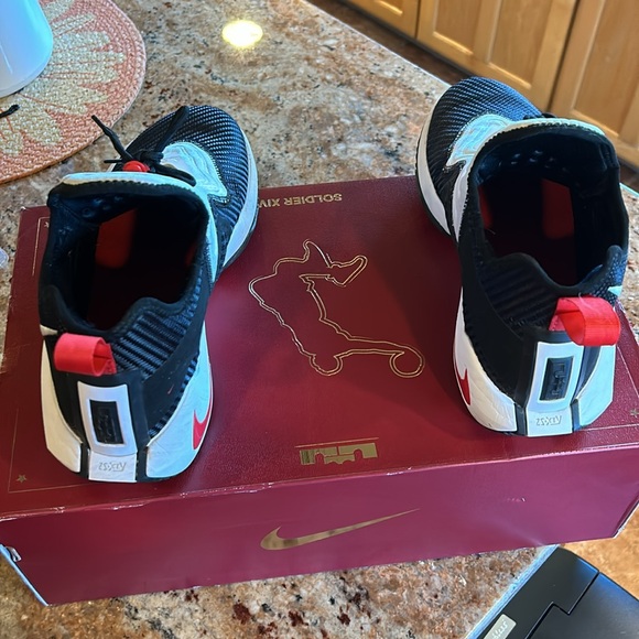 LeBron Soldier XIV size 8.5 - Picture 4 of 5